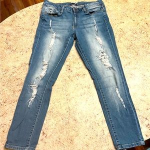 Super cute and comfortable skinny jeans with tatters